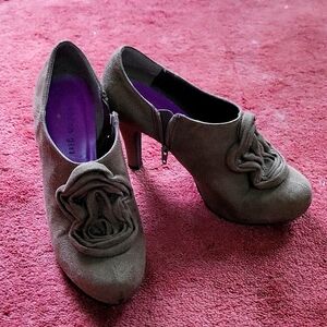 4" taupe color hi-heel women's shoes. Made by Madden Girl.